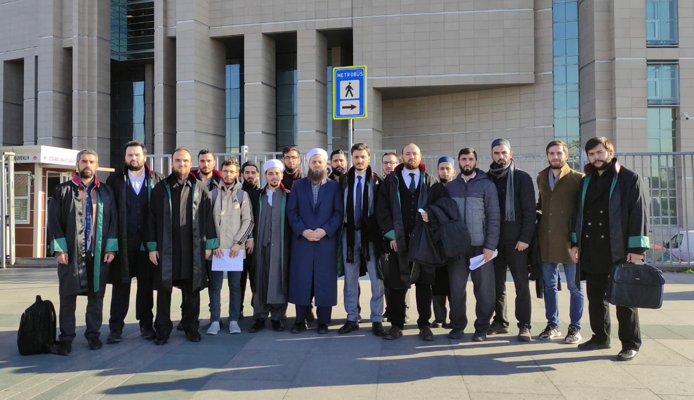 Çağlayan Adliyesi önünde toplanan avukatlar'dan Cihad Kısa hakkında suç duyurusu!